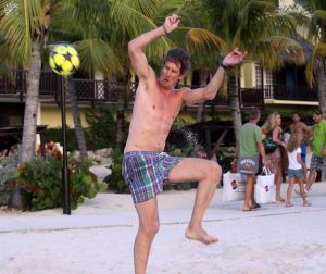 05-01-2012 SHOWBIZZ; JAN EN LIZA SMIT,NICK EN SIMON EN PARTNERS OP WERKVAKANTIE OP CURACAO. Het was weer gezellig op Mambo Beach en bij het nabijgelegen Lions Dive hotel. Elke dag was er Foot Volley samen met Edwin van der Sar en Frank de Boer. Natuurlijk deden Nick en Simon ook mee samen met Jan Smit. Gezellig was het natuurlijk met grappenmaker Najib Amhali die er ook 2 optredens  deed. Gerard Joling kwam nog even aanwaaien samen met Wilfred Genee. Irene Moors zou ook nog even op visite komen maar kon helaas niet ivm met de Life for You uitzending zondagmiddag. Patty Brard kwam na de kerstdagen ook nog even langs , want zonder Patty is het feest natuurlijk niet geslaagd. Het weer was top met op zijn tijd een plons regen. Heel Volendam genoot weer van een korte werkvakantie op prachtig Curacao. Jaap Buijs hield de teugels strak en dirigeerde
 samen met de meegevlogen ouders van het Volendamse talent  regelmatig een pauze in, zodat ze straks weer fris aan de bak kunnen gaan.
foto: Albert den Iseger.