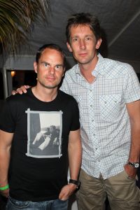 05-01-2012 SHOWBIZZ; JAN EN LIZA SMIT,NICK EN SIMON EN PARTNERS OP WERKVAKANTIE OP CURACAO. Het was weer gezellig op Mambo Beach en bij het nabijgelegen Lions Dive hotel. Elke dag was er Foot Volley samen met Edwin van der Sar en Frank de Boer. Natuurlijk deden Nick en Simon ook mee samen met Jan Smit. Gezellig was het natuurlijk met grappenmaker Najib Amhali die er ook 2 optredens  deed. Gerard Joling kwam nog even aanwaaien samen met Wilfred Genee. Irene Moors zou ook nog even op visite komen maar kon helaas niet ivm met de Life for You uitzending zondagmiddag. Patty Brard kwam na de kerstdagen ook nog even langs , want zonder Patty is het feest natuurlijk niet geslaagd. Het weer was top met op zijn tijd een plons regen. Heel Volendam genoot weer van een korte werkvakantie op prachtig Curacao. Jaap Buijs hield de teugels strak en dirigeerde
 samen met de meegevlogen ouders van het Volendamse talent  regelmatig een pauze in, zodat ze straks weer fris aan de bak kunnen gaan.
foto: Albert den Iseger.