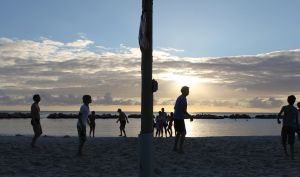 05-01-2012 SHOWBIZZ; JAN EN LIZA SMIT,NICK EN SIMON EN PARTNERS OP WERKVAKANTIE OP CURACAO. Het was weer gezellig op Mambo Beach en bij het nabijgelegen Lions Dive hotel. Elke dag was er Foot Volley samen met Edwin van der Sar en Frank de Boer. Natuurlijk deden Nick en Simon ook mee samen met Jan Smit. Gezellig was het natuurlijk met grappenmaker Najib Amhali die er ook 2 optredens deed. Gerard Joling kwam nog even aanwaaien samen met Wilfred Genee. Irene Moors zou ook nog even op visite komen maar kon helaas niet ivm met de Life for You uitzending zondagmiddag. Patty Brard kwam na de kerstdagen ook nog even langs , want zonder Patty is het feest natuurlijk niet geslaagd. Het weer was top met op zijn tijd een plons regen. Heel Volendam genoot weer van een korte werkvakantie op prachtig Curacao. Jaap Buijs hield de teugels strak en dirigeerde
samen met de meegevlogen ouders van het Volendamse talent regelmatig een pauze in, zodat ze straks weer fris aan de bak kunnen gaan.
foto: Albert den Iseger.
