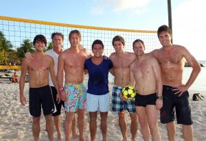 05-01-2012 SHOWBIZZ; JAN EN LIZA SMIT,NICK EN SIMON EN PARTNERS OP WERKVAKANTIE OP CURACAO. Het was weer gezellig op Mambo Beach en bij het nabijgelegen Lions Dive hotel. Elke dag was er Foot Volley samen met Edwin van der Sar en Frank de Boer. Natuurlijk deden Nick en Simon ook mee samen met Jan Smit. Gezellig was het natuurlijk met grappenmaker Najib Amhali die er ook 2 optredens  deed. Gerard Joling kwam nog even aanwaaien samen met Wilfred Genee. Irene Moors zou ook nog even op visite komen maar kon helaas niet ivm met de Life for You uitzending zondagmiddag. Patty Brard kwam na de kerstdagen ook nog even langs , want zonder Patty is het feest natuurlijk niet geslaagd. Het weer was top met op zijn tijd een plons regen. Heel Volendam genoot weer van een korte werkvakantie op prachtig Curacao. Jaap Buijs hield de teugels strak en dirigeerde
 samen met de meegevlogen ouders van het Volendamse talent  regelmatig een pauze in, zodat ze straks weer fris aan de bak kunnen gaan.
foto: Albert den Iseger.