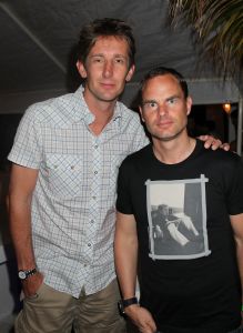 05-01-2012 SHOWBIZZ; JAN EN LIZA SMIT,NICK EN SIMON EN PARTNERS OP WERKVAKANTIE OP CURACAO. Het was weer gezellig op Mambo Beach en bij het nabijgelegen Lions Dive hotel. Elke dag was er Foot Volley samen met Edwin van der Sar en Frank de Boer. Natuurlijk deden Nick en Simon ook mee samen met Jan Smit. Gezellig was het natuurlijk met grappenmaker Najib Amhali die er ook 2 optredens deed. Gerard Joling kwam nog even aanwaaien samen met Wilfred Genee. Irene Moors zou ook nog even op visite komen maar kon helaas niet ivm met de Life for You uitzending zondagmiddag. Patty Brard kwam na de kerstdagen ook nog even langs , want zonder Patty is het feest natuurlijk niet geslaagd. Het weer was top met op zijn tijd een plons regen. Heel Volendam genoot weer van een korte werkvakantie op prachtig Curacao. Jaap Buijs hield de teugels strak en dirigeerde
samen met de meegevlogen ouders van het Volendamse talent regelmatig een pauze in, zodat ze straks weer fris aan de bak kunnen gaan.
foto: Albert den Iseger.
