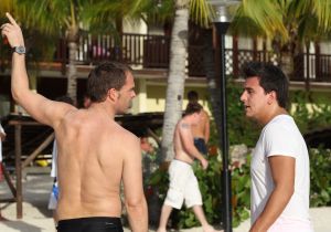 05-01-2012 SHOWBIZZ; JAN EN LIZA SMIT,NICK EN SIMON EN PARTNERS OP WERKVAKANTIE OP CURACAO. Het was weer gezellig op Mambo Beach en bij het nabijgelegen Lions Dive hotel. Elke dag was er Foot Volley samen met Edwin van der Sar en Frank de Boer. Natuurlijk deden Nick en Simon ook mee samen met Jan Smit. Gezellig was het natuurlijk met grappenmaker Najib Amhali die er ook 2 optredens  deed. Gerard Joling kwam nog even aanwaaien samen met Wilfred Genee. Irene Moors zou ook nog even op visite komen maar kon helaas niet ivm met de Life for You uitzending zondagmiddag. Patty Brard kwam na de kerstdagen ook nog even langs , want zonder Patty is het feest natuurlijk niet geslaagd. Het weer was top met op zijn tijd een plons regen. Heel Volendam genoot weer van een korte werkvakantie op prachtig Curacao. Jaap Buijs hield de teugels strak en dirigeerde
 samen met de meegevlogen ouders van het Volendamse talent  regelmatig een pauze in, zodat ze straks weer fris aan de bak kunnen gaan.
foto: Albert den Iseger.