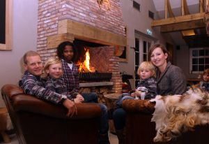 14-01-2012 SHOWBIZZ; NIKKI EN FRANK LACROIX OPENDE GASTERIJ EN BED EN BREAKFAST HET RUITERHUYS. Even gastvrij genieten van omgeving en de landelijke sfeer. De dochter en schoonzoon van Henny Huisman opende vorig week hun droom HET RUITERHUYS op het landgoed van Henny. Een werkelijk prachtig horecabedrijf wat 7 dagen per week is geopend voor wie wil genieten van hun gastvrijheid.
foto: Albert den Iseger.