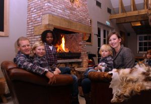 14-01-2012 SHOWBIZZ; NIKKI EN FRANK LACROIX OPENDE GASTERIJ EN BED EN BREAKFAST HET RUITERHUYS. Even gastvrij genieten van omgeving en de landelijke sfeer. De dochter en schoonzoon van Henny Huisman opende vorig week hun droom HET RUITERHUYS op het landgoed van Henny. Een werkelijk prachtig horecabedrijf wat 7 dagen per week is geopend voor wie wil genieten van hun gastvrijheid.
foto: Albert den Iseger.