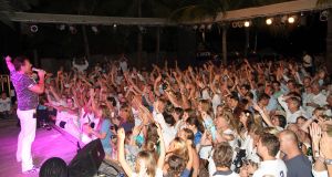 05-01-2012 SHOWBIZZ; JAN EN LIZA SMIT,NICK EN SIMON EN PARTNERS OP WERKVAKANTIE OP CURACAO. Het was weer gezellig op Mambo Beach en bij het nabijgelegen Lions Dive hotel. Elke dag was er Foot Volley samen met Edwin van der Sar en Frank de Boer. Natuurlijk deden Nick en Simon ook mee samen met Jan Smit. Gezellig was het natuurlijk met grappenmaker Najib Amhali die er ook 2 optredens deed. Gerard Joling kwam nog even aanwaaien samen met Wilfred Genee. Irene Moors zou ook nog even op visite komen maar kon helaas niet ivm met de Life for You uitzending zondagmiddag. Patty Brard kwam na de kerstdagen ook nog even langs , want zonder Patty is het feest natuurlijk niet geslaagd. Het weer was top met op zijn tijd een plons regen. Heel Volendam genoot weer van een korte werkvakantie op prachtig Curacao. Jaap Buijs hield de teugels strak en dirigeerde
samen met de meegevlogen ouders van het Volendamse talent regelmatig een pauze in, zodat ze straks weer fris aan de bak kunnen gaan.
foto: Albert den Iseger.
