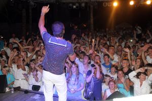 05-01-2012 SHOWBIZZ; JAN EN LIZA SMIT,NICK EN SIMON EN PARTNERS OP WERKVAKANTIE OP CURACAO. Het was weer gezellig op Mambo Beach en bij het nabijgelegen Lions Dive hotel. Elke dag was er Foot Volley samen met Edwin van der Sar en Frank de Boer. Natuurlijk deden Nick en Simon ook mee samen met Jan Smit. Gezellig was het natuurlijk met grappenmaker Najib Amhali die er ook 2 optredens deed. Gerard Joling kwam nog even aanwaaien samen met Wilfred Genee. Irene Moors zou ook nog even op visite komen maar kon helaas niet ivm met de Life for You uitzending zondagmiddag. Patty Brard kwam na de kerstdagen ook nog even langs , want zonder Patty is het feest natuurlijk niet geslaagd. Het weer was top met op zijn tijd een plons regen. Heel Volendam genoot weer van een korte werkvakantie op prachtig Curacao. Jaap Buijs hield de teugels strak en dirigeerde
samen met de meegevlogen ouders van het Volendamse talent regelmatig een pauze in, zodat ze straks weer fris aan de bak kunnen gaan.
foto: Albert den Iseger.
