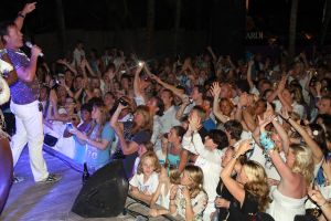 05-01-2012 SHOWBIZZ; JAN EN LIZA SMIT,NICK EN SIMON EN PARTNERS OP WERKVAKANTIE OP CURACAO. Het was weer gezellig op Mambo Beach en bij het nabijgelegen Lions Dive hotel. Elke dag was er Foot Volley samen met Edwin van der Sar en Frank de Boer. Natuurlijk deden Nick en Simon ook mee samen met Jan Smit. Gezellig was het natuurlijk met grappenmaker Najib Amhali die er ook 2 optredens deed. Gerard Joling kwam nog even aanwaaien samen met Wilfred Genee. Irene Moors zou ook nog even op visite komen maar kon helaas niet ivm met de Life for You uitzending zondagmiddag. Patty Brard kwam na de kerstdagen ook nog even langs , want zonder Patty is het feest natuurlijk niet geslaagd. Het weer was top met op zijn tijd een plons regen. Heel Volendam genoot weer van een korte werkvakantie op prachtig Curacao. Jaap Buijs hield de teugels strak en dirigeerde
samen met de meegevlogen ouders van het Volendamse talent regelmatig een pauze in, zodat ze straks weer fris aan de bak kunnen gaan.
foto: Albert den Iseger.
