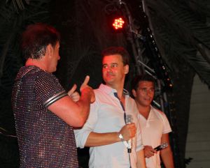 05-01-2012 SHOWBIZZ; JAN EN LIZA SMIT,NICK EN SIMON EN PARTNERS OP WERKVAKANTIE OP CURACAO. Het was weer gezellig op Mambo Beach en bij het nabijgelegen Lions Dive hotel. Elke dag was er Foot Volley samen met Edwin van der Sar en Frank de Boer. Natuurlijk deden Nick en Simon ook mee samen met Jan Smit. Gezellig was het natuurlijk met grappenmaker Najib Amhali die er ook 2 optredens deed. Gerard Joling kwam nog even aanwaaien samen met Wilfred Genee. Irene Moors zou ook nog even op visite komen maar kon helaas niet ivm met de Life for You uitzending zondagmiddag. Patty Brard kwam na de kerstdagen ook nog even langs , want zonder Patty is het feest natuurlijk niet geslaagd. Het weer was top met op zijn tijd een plons regen. Heel Volendam genoot weer van een korte werkvakantie op prachtig Curacao. Jaap Buijs hield de teugels strak en dirigeerde
samen met de meegevlogen ouders van het Volendamse talent regelmatig een pauze in, zodat ze straks weer fris aan de bak kunnen gaan.
foto: Albert den Iseger.
