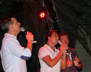 05-01-2012 SHOWBIZZ; JAN EN LIZA SMIT,NICK EN SIMON EN PARTNERS OP WERKVAKANTIE OP CURACAO. Het was weer gezellig op Mambo Beach en bij het nabijgelegen Lions Dive hotel. Elke dag was er Foot Volley samen met Edwin van der Sar en Frank de Boer. Natuurlijk deden Nick en Simon ook mee samen met Jan Smit. Gezellig was het natuurlijk met grappenmaker Najib Amhali die er ook 2 optredens deed. Gerard Joling kwam nog even aanwaaien samen met Wilfred Genee. Irene Moors zou ook nog even op visite komen maar kon helaas niet ivm met de Life for You uitzending zondagmiddag. Patty Brard kwam na de kerstdagen ook nog even langs , want zonder Patty is het feest natuurlijk niet geslaagd. Het weer was top met op zijn tijd een plons regen. Heel Volendam genoot weer van een korte werkvakantie op prachtig Curacao. Jaap Buijs hield de teugels strak en dirigeerde
samen met de meegevlogen ouders van het Volendamse talent regelmatig een pauze in, zodat ze straks weer fris aan de bak kunnen gaan.
foto: Albert den Iseger.

05-01-2012 SHOWBIZZ; JAN EN LIZA SMIT,NICK EN SIMON EN PARTNERS OP WERKVAKANTIE OP CURACAO. Het was weer gezellig op Mambo Beach en bij het nabijgelegen Lions Dive hotel. Elke dag was er Foot Volley samen met Edwin van der Sar en Frank de Boer. Natuurlijk deden Nick en Simon ook mee samen met Jan Smit. Gezellig was het natuurlijk met grappenmaker Najib Amhali die er ook 2 optredens deed. Gerard Joling kwam nog even aanwaaien samen met Wilfred Genee. Irene Moors zou ook nog even op visite komen maar kon helaas niet ivm met de Life for You uitzending zondagmiddag. Patty Brard kwam na de kerstdagen ook nog even langs , want zonder Patty is het feest natuurlijk niet geslaagd. Het weer was top met op zijn tijd een plons regen. Heel Volendam genoot weer van een korte werkvakantie op prachtig Curacao. Jaap Buijs hield de teugels strak en dirigeerde
samen met de meegevlogen ouders van het Volendamse talent regelmatig een pauze in, zodat ze straks weer fris aan de bak kunnen gaan.
foto: Albert den Iseger.
