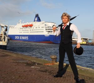 19-01-2012 SHOWBIZZ; HANS KLOK GAAT NAAR LONDON VOOR HOUDINI EXPERIENCE. London here i come, zei Hans voor de Ferry die hem en zijn team naar de overkant vaart. Magic is hot aan de overkant zei Hans. Dankzij de enorme inzet van Henk van der Meijden en zijn partner Monica Strotmann gaat de show op west End er komen. Vanaf 23 Februari staat Hans er met een Houdini show.
foto: Albert den Iseger.
