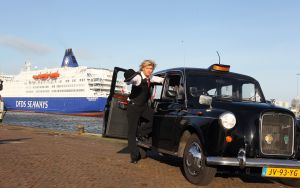 19-01-2012 SHOWBIZZ; HANS KLOK GAAT NAAR LONDON VOOR HOUDINI EXPERIENCE. London here i come, zei Hans voor de Ferry die hem en zijn team naar de overkant vaart. Magic is hot aan de overkant zei Hans. Dankzij de enorme inzet van Henk van der Meijden en zijn partner Monica Strotmann gaat de show op west End er komen. Vanaf 23 Februari staat Hans er met een Houdini show.
foto: Albert den Iseger.