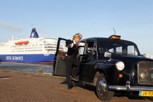 19-01-2012 SHOWBIZZ; HANS KLOK GAAT NAAR LONDON VOOR HOUDINI EXPERIENCE. London here i come, zei Hans voor de Ferry die hem en zijn team naar de overkant vaart. Magic is hot aan de overkant zei Hans. Dankzij de enorme inzet van Henk van der Meijden en zijn partner Monica Strotmann gaat de show op west End er komen. Vanaf 23 Februari staat Hans er met een Houdini show.
foto: Albert den Iseger.