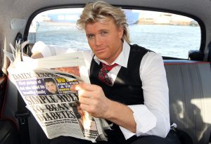 19-01-2012 SHOWBIZZ; HANS KLOK GAAT NAAR LONDON VOOR HOUDINI EXPERIENCE. London here i come, zei Hans voor de Ferry die hem en zijn team naar de overkant vaart. Magic is hot aan de overkant zei Hans. Dankzij de enorme inzet van Henk van der Meijden en zijn partner Monica Strotmann gaat de show op west End er komen. Vanaf 23 Februari staat Hans er met een Houdini show.
foto: Albert den Iseger.