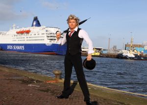 19-01-2012 SHOWBIZZ; HANS KLOK GAAT NAAR LONDON VOOR HOUDINI EXPERIENCE. London here i come, zei Hans voor de Ferry die hem en zijn team naar de overkant vaart. Magic is hot aan de overkant zei Hans. Dankzij de enorme inzet van Henk van der Meijden en zijn partner Monica Strotmann gaat de show op west End er komen. Vanaf 23 Februari staat Hans er met een Houdini show.
foto: Albert den Iseger.