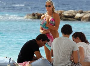 05-01-2012 SHOWBIZZ; JAN EN LIZA SMIT,NICK EN SIMON EN PARTNERS OP WERKVAKANTIE OP CURACAO. Het was weer gezellig op Mambo Beach en bij het nabijgelegen Lions Dive hotel. Elke dag was er Foot Volley samen met Edwin van der Sar en Frank de Boer. Natuurlijk deden Nick en Simon ook mee samen met Jan Smit. Gezellig was het natuurlijk met grappenmaker Najib Amhali die er ook 2 optredens deed. Gerard Joling kwam nog even aanwaaien samen met Wilfred Genee. Irene Moors zou ook nog even op visite komen maar kon helaas niet ivm met de Life for You uitzending zondagmiddag. Patty Brard kwam na de kerstdagen ook nog even langs , want zonder Patty is het feest natuurlijk niet geslaagd. Het weer was top met op zijn tijd een plons regen. Heel Volendam genoot weer van een korte werkvakantie op prachtig Curacao. Jaap Buijs hield de teugels strak en dirigeerde
samen met de meegevlogen ouders van het Volendamse talent regelmatig een pauze in, zodat ze straks weer fris aan de bak kunnen gaan.
foto: Albert den Iseger.
