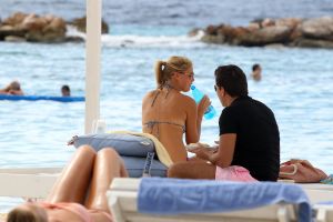 05-01-2012 SHOWBIZZ; JAN EN LIZA SMIT,NICK EN SIMON EN PARTNERS OP WERKVAKANTIE OP CURACAO. Het was weer gezellig op Mambo Beach en bij het nabijgelegen Lions Dive hotel. Elke dag was er Foot Volley samen met Edwin van der Sar en Frank de Boer. Natuurlijk deden Nick en Simon ook mee samen met Jan Smit. Gezellig was het natuurlijk met grappenmaker Najib Amhali die er ook 2 optredens  deed. Gerard Joling kwam nog even aanwaaien samen met Wilfred Genee. Irene Moors zou ook nog even op visite komen maar kon helaas niet ivm met de Life for You uitzending zondagmiddag. Patty Brard kwam na de kerstdagen ook nog even langs , want zonder Patty is het feest natuurlijk niet geslaagd. Het weer was top met op zijn tijd een plons regen. Heel Volendam genoot weer van een korte werkvakantie op prachtig Curacao. Jaap Buijs hield de teugels strak en dirigeerde
 samen met de meegevlogen ouders van het Volendamse talent  regelmatig een pauze in, zodat ze straks weer fris aan de bak kunnen gaan.
foto: Albert den Iseger.