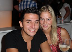 05-01-2012 SHOWBIZZ; JAN EN LIZA SMIT,NICK EN SIMON EN PARTNERS OP WERKVAKANTIE OP CURACAO. Het was weer gezellig op Mambo Beach en bij het nabijgelegen Lions Dive hotel. Elke dag was er Foot Volley samen met Edwin van der Sar en Frank de Boer. Natuurlijk deden Nick en Simon ook mee samen met Jan Smit. Gezellig was het natuurlijk met grappenmaker Najib Amhali die er ook 2 optredens  deed. Gerard Joling kwam nog even aanwaaien samen met Wilfred Genee. Irene Moors zou ook nog even op visite komen maar kon helaas niet ivm met de Life for You uitzending zondagmiddag. Patty Brard kwam na de kerstdagen ook nog even langs , want zonder Patty is het feest natuurlijk niet geslaagd. Het weer was top met op zijn tijd een plons regen. Heel Volendam genoot weer van een korte werkvakantie op prachtig Curacao. Jaap Buijs hield de teugels strak en dirigeerde
 samen met de meegevlogen ouders van het Volendamse talent  regelmatig een pauze in, zodat ze straks weer fris aan de bak kunnen gaan.
foto: Albert den Iseger.
