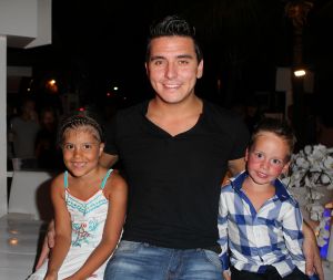 05-01-2012 SHOWBIZZ; JAN EN LIZA SMIT,NICK EN SIMON EN PARTNERS OP WERKVAKANTIE OP CURACAO. Het was weer gezellig op Mambo Beach en bij het nabijgelegen Lions Dive hotel. Elke dag was er Foot Volley samen met Edwin van der Sar en Frank de Boer. Natuurlijk deden Nick en Simon ook mee samen met Jan Smit. Gezellig was het natuurlijk met grappenmaker Najib Amhali die er ook 2 optredens deed. Gerard Joling kwam nog even aanwaaien samen met Wilfred Genee. Irene Moors zou ook nog even op visite komen maar kon helaas niet ivm met de Life for You uitzending zondagmiddag. Patty Brard kwam na de kerstdagen ook nog even langs , want zonder Patty is het feest natuurlijk niet geslaagd. Het weer was top met op zijn tijd een plons regen. Heel Volendam genoot weer van een korte werkvakantie op prachtig Curacao. Jaap Buijs hield de teugels strak en dirigeerde
samen met de meegevlogen ouders van het Volendamse talent regelmatig een pauze in, zodat ze straks weer fris aan de bak kunnen gaan.
foto: Albert den Iseger.

