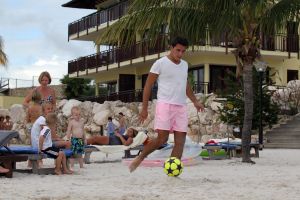 05-01-2012 SHOWBIZZ; JAN EN LIZA SMIT,NICK EN SIMON EN PARTNERS OP WERKVAKANTIE OP CURACAO. Het was weer gezellig op Mambo Beach en bij het nabijgelegen Lions Dive hotel. Elke dag was er Foot Volley samen met Edwin van der Sar en Frank de Boer. Natuurlijk deden Nick en Simon ook mee samen met Jan Smit. Gezellig was het natuurlijk met grappenmaker Najib Amhali die er ook 2 optredens deed. Gerard Joling kwam nog even aanwaaien samen met Wilfred Genee. Irene Moors zou ook nog even op visite komen maar kon helaas niet ivm met de Life for You uitzending zondagmiddag. Patty Brard kwam na de kerstdagen ook nog even langs , want zonder Patty is het feest natuurlijk niet geslaagd. Het weer was top met op zijn tijd een plons regen. Heel Volendam genoot weer van een korte werkvakantie op prachtig Curacao. Jaap Buijs hield de teugels strak en dirigeerde
samen met de meegevlogen ouders van het Volendamse talent regelmatig een pauze in, zodat ze straks weer fris aan de bak kunnen gaan.
foto: Albert den Iseger.
