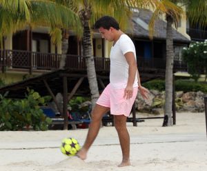 05-01-2012 SHOWBIZZ; JAN EN LIZA SMIT,NICK EN SIMON EN PARTNERS OP WERKVAKANTIE OP CURACAO. Het was weer gezellig op Mambo Beach en bij het nabijgelegen Lions Dive hotel. Elke dag was er Foot Volley samen met Edwin van der Sar en Frank de Boer. Natuurlijk deden Nick en Simon ook mee samen met Jan Smit. Gezellig was het natuurlijk met grappenmaker Najib Amhali die er ook 2 optredens deed. Gerard Joling kwam nog even aanwaaien samen met Wilfred Genee. Irene Moors zou ook nog even op visite komen maar kon helaas niet ivm met de Life for You uitzending zondagmiddag. Patty Brard kwam na de kerstdagen ook nog even langs , want zonder Patty is het feest natuurlijk niet geslaagd. Het weer was top met op zijn tijd een plons regen. Heel Volendam genoot weer van een korte werkvakantie op prachtig Curacao. Jaap Buijs hield de teugels strak en dirigeerde
samen met de meegevlogen ouders van het Volendamse talent regelmatig een pauze in, zodat ze straks weer fris aan de bak kunnen gaan.
foto: Albert den Iseger.
