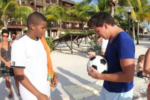 05-01-2012 SHOWBIZZ; JAN EN LIZA SMIT,NICK EN SIMON EN PARTNERS OP WERKVAKANTIE OP CURACAO. Het was weer gezellig op Mambo Beach en bij het nabijgelegen Lions Dive hotel. Elke dag was er Foot Volley samen met Edwin van der Sar en Frank de Boer. Natuurlijk deden Nick en Simon ook mee samen met Jan Smit. Gezellig was het natuurlijk met grappenmaker Najib Amhali die er ook 2 optredens  deed. Gerard Joling kwam nog even aanwaaien samen met Wilfred Genee. Irene Moors zou ook nog even op visite komen maar kon helaas niet ivm met de Life for You uitzending zondagmiddag. Patty Brard kwam na de kerstdagen ook nog even langs , want zonder Patty is het feest natuurlijk niet geslaagd. Het weer was top met op zijn tijd een plons regen. Heel Volendam genoot weer van een korte werkvakantie op prachtig Curacao. Jaap Buijs hield de teugels strak en dirigeerde
 samen met de meegevlogen ouders van het Volendamse talent  regelmatig een pauze in, zodat ze straks weer fris aan de bak kunnen gaan.
foto: Albert den Iseger.