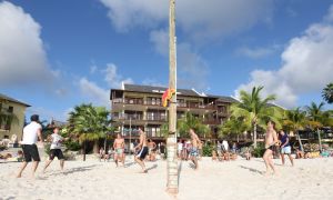 05-01-2012 SHOWBIZZ; JAN EN LIZA SMIT,NICK EN SIMON EN PARTNERS OP WERKVAKANTIE OP CURACAO. Het was weer gezellig op Mambo Beach en bij het nabijgelegen Lions Dive hotel. Elke dag was er Foot Volley samen met Edwin van der Sar en Frank de Boer. Natuurlijk deden Nick en Simon ook mee samen met Jan Smit. Gezellig was het natuurlijk met grappenmaker Najib Amhali die er ook 2 optredens  deed. Gerard Joling kwam nog even aanwaaien samen met Wilfred Genee. Irene Moors zou ook nog even op visite komen maar kon helaas niet ivm met de Life for You uitzending zondagmiddag. Patty Brard kwam na de kerstdagen ook nog even langs , want zonder Patty is het feest natuurlijk niet geslaagd. Het weer was top met op zijn tijd een plons regen. Heel Volendam genoot weer van een korte werkvakantie op prachtig Curacao. Jaap Buijs hield de teugels strak en dirigeerde
 samen met de meegevlogen ouders van het Volendamse talent  regelmatig een pauze in, zodat ze straks weer fris aan de bak kunnen gaan.
foto: Albert den Iseger.
