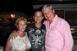 05-01-2012 SHOWBIZZ; JAN EN LIZA SMIT,NICK EN SIMON EN PARTNERS OP WERKVAKANTIE OP CURACAO. Het was weer gezellig op Mambo Beach en bij het nabijgelegen Lions Dive hotel. Elke dag was er Foot Volley samen met Edwin van der Sar en Frank de Boer. Natuurlijk deden Nick en Simon ook mee samen met Jan Smit. Gezellig was het natuurlijk met grappenmaker Najib Amhali die er ook 2 optredens deed. Gerard Joling kwam nog even aanwaaien samen met Wilfred Genee. Irene Moors zou ook nog even op visite komen maar kon helaas niet ivm met de Life for You uitzending zondagmiddag. Patty Brard kwam na de kerstdagen ook nog even langs , want zonder Patty is het feest natuurlijk niet geslaagd. Het weer was top met op zijn tijd een plons regen. Heel Volendam genoot weer van een korte werkvakantie op prachtig Curacao. Jaap Buijs hield de teugels strak en dirigeerde
samen met de meegevlogen ouders van het Volendamse talent regelmatig een pauze in, zodat ze straks weer fris aan de bak kunnen gaan.
foto: Albert den Iseger.
