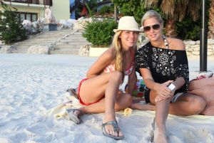 05-01-2012 SHOWBIZZ; JAN EN LIZA SMIT,NICK EN SIMON EN PARTNERS OP WERKVAKANTIE OP CURACAO. Het was weer gezellig op Mambo Beach en bij het nabijgelegen Lions Dive hotel. Elke dag was er Foot Volley samen met Edwin van der Sar en Frank de Boer. Natuurlijk deden Nick en Simon ook mee samen met Jan Smit. Gezellig was het natuurlijk met grappenmaker Najib Amhali die er ook 2 optredens  deed. Gerard Joling kwam nog even aanwaaien samen met Wilfred Genee. Irene Moors zou ook nog even op visite komen maar kon helaas niet ivm met de Life for You uitzending zondagmiddag. Patty Brard kwam na de kerstdagen ook nog even langs , want zonder Patty is het feest natuurlijk niet geslaagd. Het weer was top met op zijn tijd een plons regen. Heel Volendam genoot weer van een korte werkvakantie op prachtig Curacao. Jaap Buijs hield de teugels strak en dirigeerde
 samen met de meegevlogen ouders van het Volendamse talent  regelmatig een pauze in, zodat ze straks weer fris aan de bak kunnen gaan.
foto: Albert den Iseger.