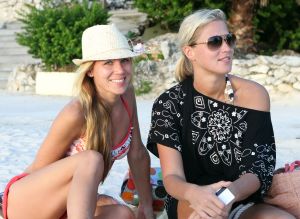 05-01-2012 SHOWBIZZ; JAN EN LIZA SMIT,NICK EN SIMON EN PARTNERS OP WERKVAKANTIE OP CURACAO. Het was weer gezellig op Mambo Beach en bij het nabijgelegen Lions Dive hotel. Elke dag was er Foot Volley samen met Edwin van der Sar en Frank de Boer. Natuurlijk deden Nick en Simon ook mee samen met Jan Smit. Gezellig was het natuurlijk met grappenmaker Najib Amhali die er ook 2 optredens  deed. Gerard Joling kwam nog even aanwaaien samen met Wilfred Genee. Irene Moors zou ook nog even op visite komen maar kon helaas niet ivm met de Life for You uitzending zondagmiddag. Patty Brard kwam na de kerstdagen ook nog even langs , want zonder Patty is het feest natuurlijk niet geslaagd. Het weer was top met op zijn tijd een plons regen. Heel Volendam genoot weer van een korte werkvakantie op prachtig Curacao. Jaap Buijs hield de teugels strak en dirigeerde
 samen met de meegevlogen ouders van het Volendamse talent  regelmatig een pauze in, zodat ze straks weer fris aan de bak kunnen gaan.
foto: Albert den Iseger.