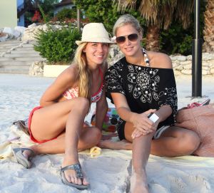 05-01-2012 SHOWBIZZ; JAN EN LIZA SMIT,NICK EN SIMON EN PARTNERS OP WERKVAKANTIE OP CURACAO. Het was weer gezellig op Mambo Beach en bij het nabijgelegen Lions Dive hotel. Elke dag was er Foot Volley samen met Edwin van der Sar en Frank de Boer. Natuurlijk deden Nick en Simon ook mee samen met Jan Smit. Gezellig was het natuurlijk met grappenmaker Najib Amhali die er ook 2 optredens  deed. Gerard Joling kwam nog even aanwaaien samen met Wilfred Genee. Irene Moors zou ook nog even op visite komen maar kon helaas niet ivm met de Life for You uitzending zondagmiddag. Patty Brard kwam na de kerstdagen ook nog even langs , want zonder Patty is het feest natuurlijk niet geslaagd. Het weer was top met op zijn tijd een plons regen. Heel Volendam genoot weer van een korte werkvakantie op prachtig Curacao. Jaap Buijs hield de teugels strak en dirigeerde
 samen met de meegevlogen ouders van het Volendamse talent  regelmatig een pauze in, zodat ze straks weer fris aan de bak kunnen gaan.
foto: Albert den Iseger.