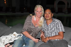 05-01-2012 SHOWBIZZ; JAN EN LIZA SMIT,NICK EN SIMON EN PARTNERS OP WERKVAKANTIE OP CURACAO. Het was weer gezellig op Mambo Beach en bij het nabijgelegen Lions Dive hotel. Elke dag was er Foot Volley samen met Edwin van der Sar en Frank de Boer. Natuurlijk deden Nick en Simon ook mee samen met Jan Smit. Gezellig was het natuurlijk met grappenmaker Najib Amhali die er ook 2 optredens  deed. Gerard Joling kwam nog even aanwaaien samen met Wilfred Genee. Irene Moors zou ook nog even op visite komen maar kon helaas niet ivm met de Life for You uitzending zondagmiddag. Patty Brard kwam na de kerstdagen ook nog even langs , want zonder Patty is het feest natuurlijk niet geslaagd. Het weer was top met op zijn tijd een plons regen. Heel Volendam genoot weer van een korte werkvakantie op prachtig Curacao. Jaap Buijs hield de teugels strak en dirigeerde
 samen met de meegevlogen ouders van het Volendamse talent  regelmatig een pauze in, zodat ze straks weer fris aan de bak kunnen gaan.
foto: Albert den Iseger.