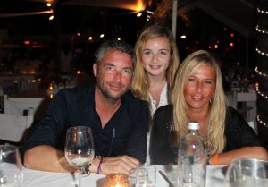 05-01-2012 SHOWBIZZ; JAN EN LIZA SMIT,NICK EN SIMON EN PARTNERS OP WERKVAKANTIE OP CURACAO. Het was weer gezellig op Mambo Beach en bij het nabijgelegen Lions Dive hotel. Elke dag was er Foot Volley samen met Edwin van der Sar en Frank de Boer. Natuurlijk deden Nick en Simon ook mee samen met Jan Smit. Gezellig was het natuurlijk met grappenmaker Najib Amhali die er ook 2 optredens  deed. Gerard Joling kwam nog even aanwaaien samen met Wilfred Genee. Irene Moors zou ook nog even op visite komen maar kon helaas niet ivm met de Life for You uitzending zondagmiddag. Patty Brard kwam na de kerstdagen ook nog even langs , want zonder Patty is het feest natuurlijk niet geslaagd. Het weer was top met op zijn tijd een plons regen. Heel Volendam genoot weer van een korte werkvakantie op prachtig Curacao. Jaap Buijs hield de teugels strak en dirigeerde
 samen met de meegevlogen ouders van het Volendamse talent  regelmatig een pauze in, zodat ze straks weer fris aan de bak kunnen gaan.
foto: Albert den Iseger.