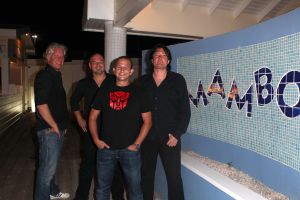 05-01-2012 SHOWBIZZ; JAN EN LIZA SMIT,NICK EN SIMON EN PARTNERS OP WERKVAKANTIE OP CURACAO. Het was weer gezellig op Mambo Beach en bij het nabijgelegen Lions Dive hotel. Elke dag was er Foot Volley samen met Edwin van der Sar en Frank de Boer. Natuurlijk deden Nick en Simon ook mee samen met Jan Smit. Gezellig was het natuurlijk met grappenmaker Najib Amhali die er ook 2 optredens  deed. Gerard Joling kwam nog even aanwaaien samen met Wilfred Genee. Irene Moors zou ook nog even op visite komen maar kon helaas niet ivm met de Life for You uitzending zondagmiddag. Patty Brard kwam na de kerstdagen ook nog even langs , want zonder Patty is het feest natuurlijk niet geslaagd. Het weer was top met op zijn tijd een plons regen. Heel Volendam genoot weer van een korte werkvakantie op prachtig Curacao. Jaap Buijs hield de teugels strak en dirigeerde
 samen met de meegevlogen ouders van het Volendamse talent  regelmatig een pauze in, zodat ze straks weer fris aan de bak kunnen gaan.
foto: Albert den Iseger.