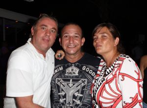 05-01-2012 SHOWBIZZ; JAN EN LIZA SMIT,NICK EN SIMON EN PARTNERS OP WERKVAKANTIE OP CURACAO. Het was weer gezellig op Mambo Beach en bij het nabijgelegen Lions Dive hotel. Elke dag was er Foot Volley samen met Edwin van der Sar en Frank de Boer. Natuurlijk deden Nick en Simon ook mee samen met Jan Smit. Gezellig was het natuurlijk met grappenmaker Najib Amhali die er ook 2 optredens deed. Gerard Joling kwam nog even aanwaaien samen met Wilfred Genee. Irene Moors zou ook nog even op visite komen maar kon helaas niet ivm met de Life for You uitzending zondagmiddag. Patty Brard kwam na de kerstdagen ook nog even langs , want zonder Patty is het feest natuurlijk niet geslaagd. Het weer was top met op zijn tijd een plons regen. Heel Volendam genoot weer van een korte werkvakantie op prachtig Curacao. Jaap Buijs hield de teugels strak en dirigeerde
samen met de meegevlogen ouders van het Volendamse talent regelmatig een pauze in, zodat ze straks weer fris aan de bak kunnen gaan.
foto: Albert den Iseger.
