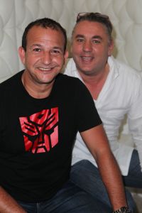 05-01-2012 SHOWBIZZ; JAN EN LIZA SMIT,NICK EN SIMON EN PARTNERS OP WERKVAKANTIE OP CURACAO. Het was weer gezellig op Mambo Beach en bij het nabijgelegen Lions Dive hotel. Elke dag was er Foot Volley samen met Edwin van der Sar en Frank de Boer. Natuurlijk deden Nick en Simon ook mee samen met Jan Smit. Gezellig was het natuurlijk met grappenmaker Najib Amhali die er ook 2 optredens  deed. Gerard Joling kwam nog even aanwaaien samen met Wilfred Genee. Irene Moors zou ook nog even op visite komen maar kon helaas niet ivm met de Life for You uitzending zondagmiddag. Patty Brard kwam na de kerstdagen ook nog even langs , want zonder Patty is het feest natuurlijk niet geslaagd. Het weer was top met op zijn tijd een plons regen. Heel Volendam genoot weer van een korte werkvakantie op prachtig Curacao. Jaap Buijs hield de teugels strak en dirigeerde
 samen met de meegevlogen ouders van het Volendamse talent  regelmatig een pauze in, zodat ze straks weer fris aan de bak kunnen gaan.
foto: Albert den Iseger.