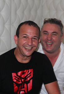 05-01-2012 SHOWBIZZ; JAN EN LIZA SMIT,NICK EN SIMON EN PARTNERS OP WERKVAKANTIE OP CURACAO. Het was weer gezellig op Mambo Beach en bij het nabijgelegen Lions Dive hotel. Elke dag was er Foot Volley samen met Edwin van der Sar en Frank de Boer. Natuurlijk deden Nick en Simon ook mee samen met Jan Smit. Gezellig was het natuurlijk met grappenmaker Najib Amhali die er ook 2 optredens deed. Gerard Joling kwam nog even aanwaaien samen met Wilfred Genee. Irene Moors zou ook nog even op visite komen maar kon helaas niet ivm met de Life for You uitzending zondagmiddag. Patty Brard kwam na de kerstdagen ook nog even langs , want zonder Patty is het feest natuurlijk niet geslaagd. Het weer was top met op zijn tijd een plons regen. Heel Volendam genoot weer van een korte werkvakantie op prachtig Curacao. Jaap Buijs hield de teugels strak en dirigeerde
samen met de meegevlogen ouders van het Volendamse talent regelmatig een pauze in, zodat ze straks weer fris aan de bak kunnen gaan.
foto: Albert den Iseger.
