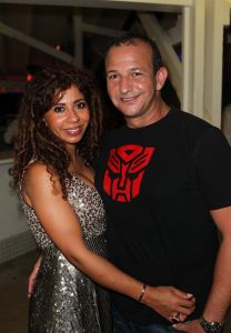 05-01-2012 SHOWBIZZ; JAN EN LIZA SMIT,NICK EN SIMON EN PARTNERS OP WERKVAKANTIE OP CURACAO. Het was weer gezellig op Mambo Beach en bij het nabijgelegen Lions Dive hotel. Elke dag was er Foot Volley samen met Edwin van der Sar en Frank de Boer. Natuurlijk deden Nick en Simon ook mee samen met Jan Smit. Gezellig was het natuurlijk met grappenmaker Najib Amhali die er ook 2 optredens  deed. Gerard Joling kwam nog even aanwaaien samen met Wilfred Genee. Irene Moors zou ook nog even op visite komen maar kon helaas niet ivm met de Life for You uitzending zondagmiddag. Patty Brard kwam na de kerstdagen ook nog even langs , want zonder Patty is het feest natuurlijk niet geslaagd. Het weer was top met op zijn tijd een plons regen. Heel Volendam genoot weer van een korte werkvakantie op prachtig Curacao. Jaap Buijs hield de teugels strak en dirigeerde
 samen met de meegevlogen ouders van het Volendamse talent  regelmatig een pauze in, zodat ze straks weer fris aan de bak kunnen gaan.
foto: Albert den Iseger.
