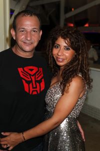 05-01-2012 SHOWBIZZ; JAN EN LIZA SMIT,NICK EN SIMON EN PARTNERS OP WERKVAKANTIE OP CURACAO. Het was weer gezellig op Mambo Beach en bij het nabijgelegen Lions Dive hotel. Elke dag was er Foot Volley samen met Edwin van der Sar en Frank de Boer. Natuurlijk deden Nick en Simon ook mee samen met Jan Smit. Gezellig was het natuurlijk met grappenmaker Najib Amhali die er ook 2 optredens deed. Gerard Joling kwam nog even aanwaaien samen met Wilfred Genee. Irene Moors zou ook nog even op visite komen maar kon helaas niet ivm met de Life for You uitzending zondagmiddag. Patty Brard kwam na de kerstdagen ook nog even langs , want zonder Patty is het feest natuurlijk niet geslaagd. Het weer was top met op zijn tijd een plons regen. Heel Volendam genoot weer van een korte werkvakantie op prachtig Curacao. Jaap Buijs hield de teugels strak en dirigeerde
samen met de meegevlogen ouders van het Volendamse talent regelmatig een pauze in, zodat ze straks weer fris aan de bak kunnen gaan.
foto: Albert den Iseger.

