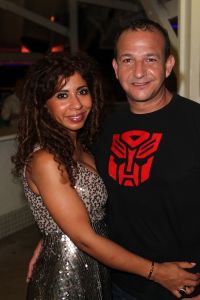 05-01-2012 SHOWBIZZ; JAN EN LIZA SMIT,NICK EN SIMON EN PARTNERS OP WERKVAKANTIE OP CURACAO. Het was weer gezellig op Mambo Beach en bij het nabijgelegen Lions Dive hotel. Elke dag was er Foot Volley samen met Edwin van der Sar en Frank de Boer. Natuurlijk deden Nick en Simon ook mee samen met Jan Smit. Gezellig was het natuurlijk met grappenmaker Najib Amhali die er ook 2 optredens deed. Gerard Joling kwam nog even aanwaaien samen met Wilfred Genee. Irene Moors zou ook nog even op visite komen maar kon helaas niet ivm met de Life for You uitzending zondagmiddag. Patty Brard kwam na de kerstdagen ook nog even langs , want zonder Patty is het feest natuurlijk niet geslaagd. Het weer was top met op zijn tijd een plons regen. Heel Volendam genoot weer van een korte werkvakantie op prachtig Curacao. Jaap Buijs hield de teugels strak en dirigeerde
samen met de meegevlogen ouders van het Volendamse talent regelmatig een pauze in, zodat ze straks weer fris aan de bak kunnen gaan.
foto: Albert den Iseger.
