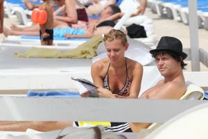 05-01-2012 SHOWBIZZ; JAN EN LIZA SMIT,NICK EN SIMON EN PARTNERS OP WERKVAKANTIE OP CURACAO. Het was weer gezellig op Mambo Beach en bij het nabijgelegen Lions Dive hotel. Elke dag was er Foot Volley samen met Edwin van der Sar en Frank de Boer. Natuurlijk deden Nick en Simon ook mee samen met Jan Smit. Gezellig was het natuurlijk met grappenmaker Najib Amhali die er ook 2 optredens  deed. Gerard Joling kwam nog even aanwaaien samen met Wilfred Genee. Irene Moors zou ook nog even op visite komen maar kon helaas niet ivm met de Life for You uitzending zondagmiddag. Patty Brard kwam na de kerstdagen ook nog even langs , want zonder Patty is het feest natuurlijk niet geslaagd. Het weer was top met op zijn tijd een plons regen. Heel Volendam genoot weer van een korte werkvakantie op prachtig Curacao. Jaap Buijs hield de teugels strak en dirigeerde
 samen met de meegevlogen ouders van het Volendamse talent  regelmatig een pauze in, zodat ze straks weer fris aan de bak kunnen gaan.
foto: Albert den Iseger.
