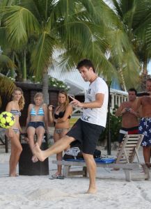 05-01-2012 SHOWBIZZ; JAN EN LIZA SMIT,NICK EN SIMON EN PARTNERS OP WERKVAKANTIE OP CURACAO. Het was weer gezellig op Mambo Beach en bij het nabijgelegen Lions Dive hotel. Elke dag was er Foot Volley samen met Edwin van der Sar en Frank de Boer. Natuurlijk deden Nick en Simon ook mee samen met Jan Smit. Gezellig was het natuurlijk met grappenmaker Najib Amhali die er ook 2 optredens  deed. Gerard Joling kwam nog even aanwaaien samen met Wilfred Genee. Irene Moors zou ook nog even op visite komen maar kon helaas niet ivm met de Life for You uitzending zondagmiddag. Patty Brard kwam na de kerstdagen ook nog even langs , want zonder Patty is het feest natuurlijk niet geslaagd. Het weer was top met op zijn tijd een plons regen. Heel Volendam genoot weer van een korte werkvakantie op prachtig Curacao. Jaap Buijs hield de teugels strak en dirigeerde
 samen met de meegevlogen ouders van het Volendamse talent  regelmatig een pauze in, zodat ze straks weer fris aan de bak kunnen gaan.
foto: Albert den Iseger.