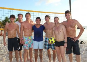 05-01-2012 SHOWBIZZ; JAN EN LIZA SMIT,NICK EN SIMON EN PARTNERS OP WERKVAKANTIE OP CURACAO. Het was weer gezellig op Mambo Beach en bij het nabijgelegen Lions Dive hotel. Elke dag was er Foot Volley samen met Edwin van der Sar en Frank de Boer. Natuurlijk deden Nick en Simon ook mee samen met Jan Smit. Gezellig was het natuurlijk met grappenmaker Najib Amhali die er ook 2 optredens deed. Gerard Joling kwam nog even aanwaaien samen met Wilfred Genee. Irene Moors zou ook nog even op visite komen maar kon helaas niet ivm met de Life for You uitzending zondagmiddag. Patty Brard kwam na de kerstdagen ook nog even langs , want zonder Patty is het feest natuurlijk niet geslaagd. Het weer was top met op zijn tijd een plons regen. Heel Volendam genoot weer van een korte werkvakantie op prachtig Curacao. Jaap Buijs hield de teugels strak en dirigeerde
samen met de meegevlogen ouders van het Volendamse talent regelmatig een pauze in, zodat ze straks weer fris aan de bak kunnen gaan.
foto: Albert den Iseger.
