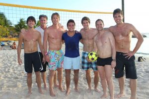 05-01-2012 SHOWBIZZ; JAN EN LIZA SMIT,NICK EN SIMON EN PARTNERS OP WERKVAKANTIE OP CURACAO. Het was weer gezellig op Mambo Beach en bij het nabijgelegen Lions Dive hotel. Elke dag was er Foot Volley samen met Edwin van der Sar en Frank de Boer. Natuurlijk deden Nick en Simon ook mee samen met Jan Smit. Gezellig was het natuurlijk met grappenmaker Najib Amhali die er ook 2 optredens deed. Gerard Joling kwam nog even aanwaaien samen met Wilfred Genee. Irene Moors zou ook nog even op visite komen maar kon helaas niet ivm met de Life for You uitzending zondagmiddag. Patty Brard kwam na de kerstdagen ook nog even langs , want zonder Patty is het feest natuurlijk niet geslaagd. Het weer was top met op zijn tijd een plons regen. Heel Volendam genoot weer van een korte werkvakantie op prachtig Curacao. Jaap Buijs hield de teugels strak en dirigeerde
samen met de meegevlogen ouders van het Volendamse talent regelmatig een pauze in, zodat ze straks weer fris aan de bak kunnen gaan.
foto: Albert den Iseger.
