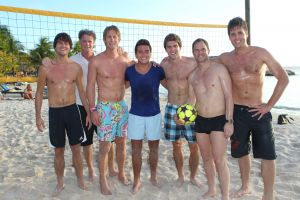 05-01-2012 SHOWBIZZ; JAN EN LIZA SMIT,NICK EN SIMON EN PARTNERS OP WERKVAKANTIE OP CURACAO. Het was weer gezellig op Mambo Beach en bij het nabijgelegen Lions Dive hotel. Elke dag was er Foot Volley samen met Edwin van der Sar en Frank de Boer. Natuurlijk deden Nick en Simon ook mee samen met Jan Smit. Gezellig was het natuurlijk met grappenmaker Najib Amhali die er ook 2 optredens deed. Gerard Joling kwam nog even aanwaaien samen met Wilfred Genee. Irene Moors zou ook nog even op visite komen maar kon helaas niet ivm met de Life for You uitzending zondagmiddag. Patty Brard kwam na de kerstdagen ook nog even langs , want zonder Patty is het feest natuurlijk niet geslaagd. Het weer was top met op zijn tijd een plons regen. Heel Volendam genoot weer van een korte werkvakantie op prachtig Curacao. Jaap Buijs hield de teugels strak en dirigeerde
samen met de meegevlogen ouders van het Volendamse talent regelmatig een pauze in, zodat ze straks weer fris aan de bak kunnen gaan.
foto: Albert den Iseger.
