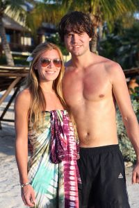05-01-2012 SHOWBIZZ; JAN EN LIZA SMIT,NICK EN SIMON EN PARTNERS OP WERKVAKANTIE OP CURACAO. Het was weer gezellig op Mambo Beach en bij het nabijgelegen Lions Dive hotel. Elke dag was er Foot Volley samen met Edwin van der Sar en Frank de Boer. Natuurlijk deden Nick en Simon ook mee samen met Jan Smit. Gezellig was het natuurlijk met grappenmaker Najib Amhali die er ook 2 optredens  deed. Gerard Joling kwam nog even aanwaaien samen met Wilfred Genee. Irene Moors zou ook nog even op visite komen maar kon helaas niet ivm met de Life for You uitzending zondagmiddag. Patty Brard kwam na de kerstdagen ook nog even langs , want zonder Patty is het feest natuurlijk niet geslaagd. Het weer was top met op zijn tijd een plons regen. Heel Volendam genoot weer van een korte werkvakantie op prachtig Curacao. Jaap Buijs hield de teugels strak en dirigeerde
 samen met de meegevlogen ouders van het Volendamse talent  regelmatig een pauze in, zodat ze straks weer fris aan de bak kunnen gaan.
foto: Albert den Iseger.