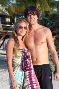 05-01-2012 SHOWBIZZ; JAN EN LIZA SMIT,NICK EN SIMON EN PARTNERS OP WERKVAKANTIE OP CURACAO. Het was weer gezellig op Mambo Beach en bij het nabijgelegen Lions Dive hotel. Elke dag was er Foot Volley samen met Edwin van der Sar en Frank de Boer. Natuurlijk deden Nick en Simon ook mee samen met Jan Smit. Gezellig was het natuurlijk met grappenmaker Najib Amhali die er ook 2 optredens deed. Gerard Joling kwam nog even aanwaaien samen met Wilfred Genee. Irene Moors zou ook nog even op visite komen maar kon helaas niet ivm met de Life for You uitzending zondagmiddag. Patty Brard kwam na de kerstdagen ook nog even langs , want zonder Patty is het feest natuurlijk niet geslaagd. Het weer was top met op zijn tijd een plons regen. Heel Volendam genoot weer van een korte werkvakantie op prachtig Curacao. Jaap Buijs hield de teugels strak en dirigeerde
samen met de meegevlogen ouders van het Volendamse talent regelmatig een pauze in, zodat ze straks weer fris aan de bak kunnen gaan.
foto: Albert den Iseger.
