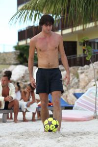 05-01-2012 SHOWBIZZ; JAN EN LIZA SMIT,NICK EN SIMON EN PARTNERS OP WERKVAKANTIE OP CURACAO. Het was weer gezellig op Mambo Beach en bij het nabijgelegen Lions Dive hotel. Elke dag was er Foot Volley samen met Edwin van der Sar en Frank de Boer. Natuurlijk deden Nick en Simon ook mee samen met Jan Smit. Gezellig was het natuurlijk met grappenmaker Najib Amhali die er ook 2 optredens deed. Gerard Joling kwam nog even aanwaaien samen met Wilfred Genee. Irene Moors zou ook nog even op visite komen maar kon helaas niet ivm met de Life for You uitzending zondagmiddag. Patty Brard kwam na de kerstdagen ook nog even langs , want zonder Patty is het feest natuurlijk niet geslaagd. Het weer was top met op zijn tijd een plons regen. Heel Volendam genoot weer van een korte werkvakantie op prachtig Curacao. Jaap Buijs hield de teugels strak en dirigeerde
samen met de meegevlogen ouders van het Volendamse talent regelmatig een pauze in, zodat ze straks weer fris aan de bak kunnen gaan.
foto: Albert den Iseger.
