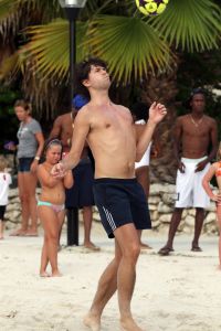 05-01-2012 SHOWBIZZ; JAN EN LIZA SMIT,NICK EN SIMON EN PARTNERS OP WERKVAKANTIE OP CURACAO. Het was weer gezellig op Mambo Beach en bij het nabijgelegen Lions Dive hotel. Elke dag was er Foot Volley samen met Edwin van der Sar en Frank de Boer. Natuurlijk deden Nick en Simon ook mee samen met Jan Smit. Gezellig was het natuurlijk met grappenmaker Najib Amhali die er ook 2 optredens deed. Gerard Joling kwam nog even aanwaaien samen met Wilfred Genee. Irene Moors zou ook nog even op visite komen maar kon helaas niet ivm met de Life for You uitzending zondagmiddag. Patty Brard kwam na de kerstdagen ook nog even langs , want zonder Patty is het feest natuurlijk niet geslaagd. Het weer was top met op zijn tijd een plons regen. Heel Volendam genoot weer van een korte werkvakantie op prachtig Curacao. Jaap Buijs hield de teugels strak en dirigeerde
samen met de meegevlogen ouders van het Volendamse talent regelmatig een pauze in, zodat ze straks weer fris aan de bak kunnen gaan.
foto: Albert den Iseger.
