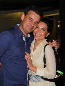 05-01-2012 SHOWBIZZ; JAN EN LIZA SMIT,NICK EN SIMON EN PARTNERS OP WERKVAKANTIE OP CURACAO. Het was weer gezellig op Mambo Beach en bij het nabijgelegen Lions Dive hotel. Elke dag was er Foot Volley samen met Edwin van der Sar en Frank de Boer. Natuurlijk deden Nick en Simon ook mee samen met Jan Smit. Gezellig was het natuurlijk met grappenmaker Najib Amhali die er ook 2 optredens deed. Gerard Joling kwam nog even aanwaaien samen met Wilfred Genee. Irene Moors zou ook nog even op visite komen maar kon helaas niet ivm met de Life for You uitzending zondagmiddag. Patty Brard kwam na de kerstdagen ook nog even langs , want zonder Patty is het feest natuurlijk niet geslaagd. Het weer was top met op zijn tijd een plons regen. Heel Volendam genoot weer van een korte werkvakantie op prachtig Curacao. Jaap Buijs hield de teugels strak en dirigeerde
samen met de meegevlogen ouders van het Volendamse talent regelmatig een pauze in, zodat ze straks weer fris aan de bak kunnen gaan.
foto: Albert den Iseger.
