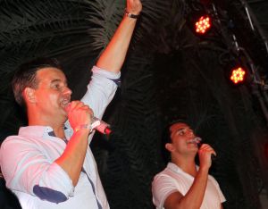 05-01-2012 SHOWBIZZ; JAN EN LIZA SMIT,NICK EN SIMON EN PARTNERS OP WERKVAKANTIE OP CURACAO. Het was weer gezellig op Mambo Beach en bij het nabijgelegen Lions Dive hotel. Elke dag was er Foot Volley samen met Edwin van der Sar en Frank de Boer. Natuurlijk deden Nick en Simon ook mee samen met Jan Smit. Gezellig was het natuurlijk met grappenmaker Najib Amhali die er ook 2 optredens deed. Gerard Joling kwam nog even aanwaaien samen met Wilfred Genee. Irene Moors zou ook nog even op visite komen maar kon helaas niet ivm met de Life for You uitzending zondagmiddag. Patty Brard kwam na de kerstdagen ook nog even langs , want zonder Patty is het feest natuurlijk niet geslaagd. Het weer was top met op zijn tijd een plons regen. Heel Volendam genoot weer van een korte werkvakantie op prachtig Curacao. Jaap Buijs hield de teugels strak en dirigeerde
samen met de meegevlogen ouders van het Volendamse talent regelmatig een pauze in, zodat ze straks weer fris aan de bak kunnen gaan.
foto: Albert den Iseger.
